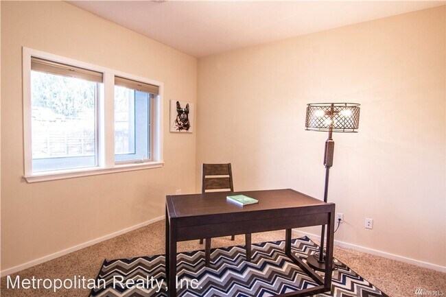 Building Photo - 3 br, 2 bath House - 1020 1st St #206