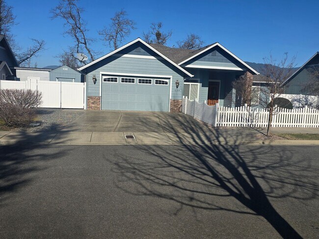 Foto del edificio - 3 bed 2 bath Home for Rent in Grants Pass