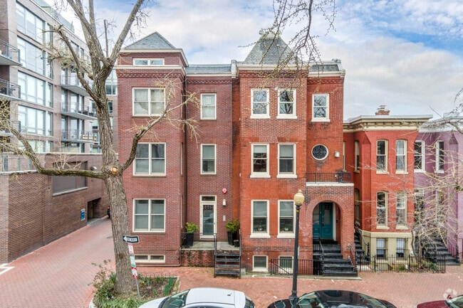 Building Photo - 1402-1404 Swann St NW