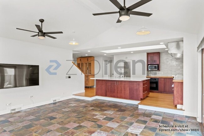 Foto del edificio - 475 Roading Dr