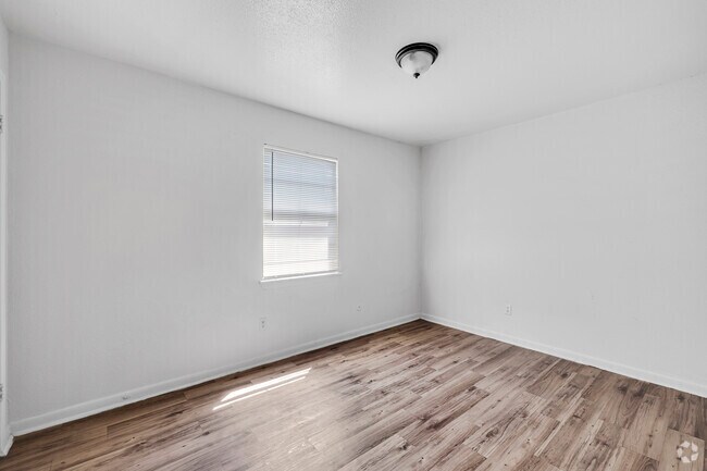 3BR, 1BA - 650SF - Dormitorio - Move-In Special | Affordable Angleton Apts