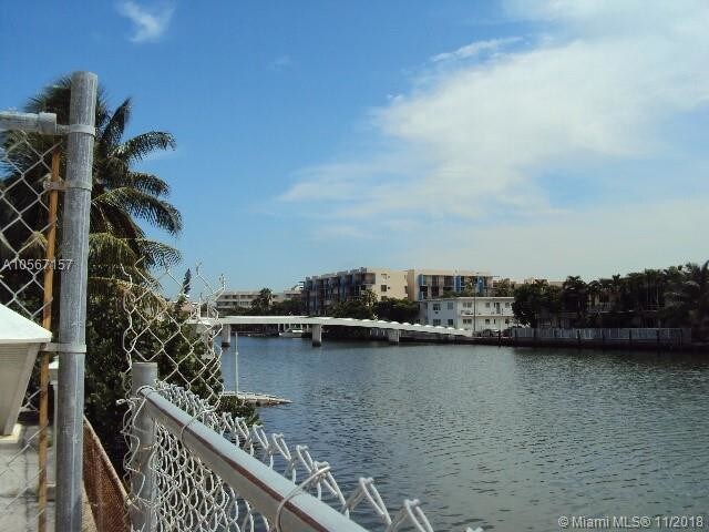 Foto del edificio - 8001 Crespi Blvd