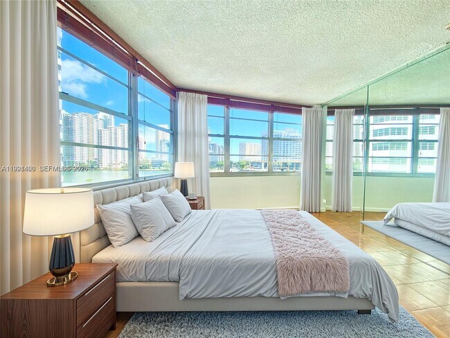 Foto del edificio - 905 Brickell Bay Dr