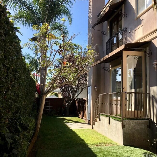 Building Photo - 2212 Marshallfield Ln