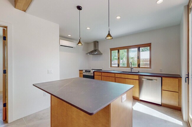 Foto del edificio - North Valley Fabulous 2018/sf 2 Bedroom  2.5 Bath  with Garage