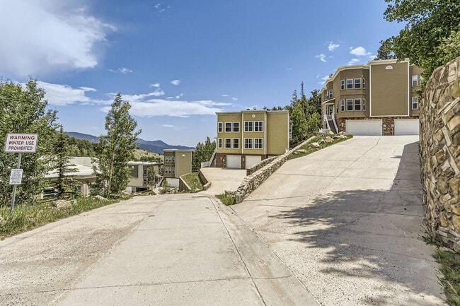 Building Photo - Beautifully maintained town-home in Centra...