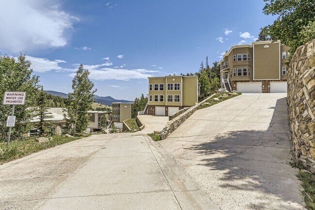 Foto del edificio - Beautifully maintained town-home in Centra...
