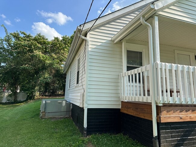 Building Photo - Charming 2-Bedroom Home for Rent in Burlin...