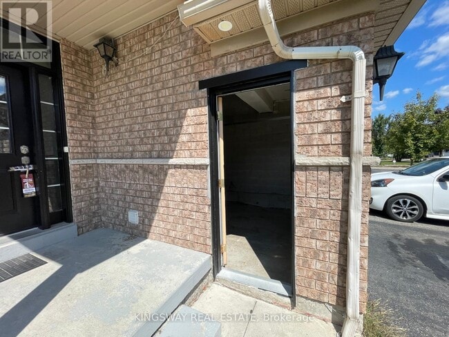 Building Photo - 803 Khan Crescent