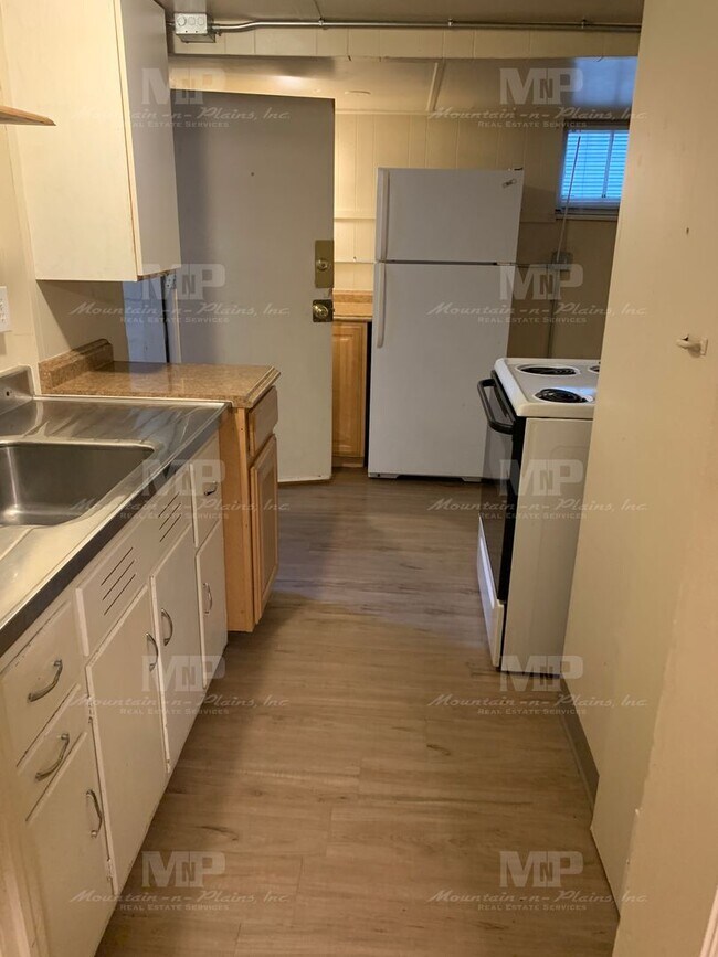 Building Photo - 622 1/2 S Loomis Ave