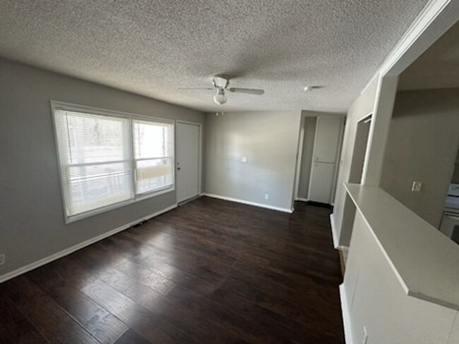 Building Photo - 3 Bedroom available in the Blue District o...