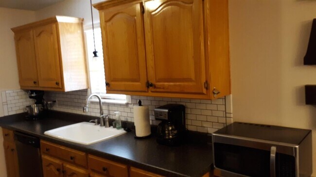 Foto del edificio - Available JULY 1st! Beautiful clean open concept home!