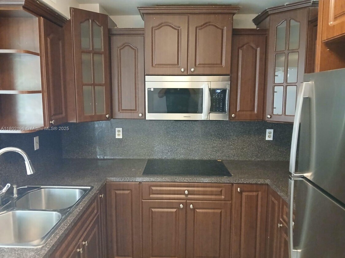 Foto principal - 10845 NW 7th St