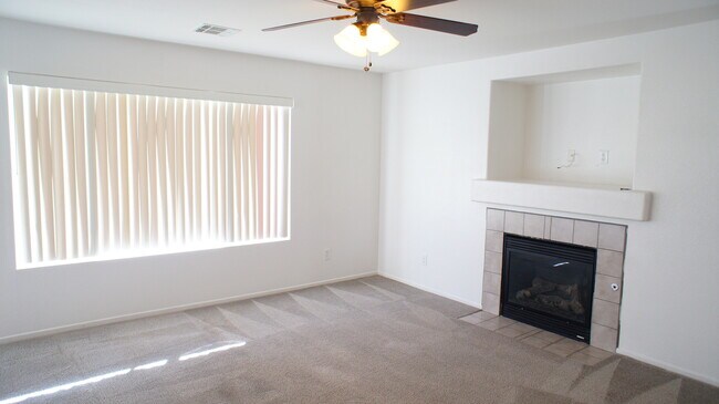 Foto del edificio - 4 Bedroom, 2.5 Bath Home with 2 Car Garage!