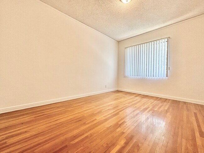 Building Photo - 326 Amherst Dr