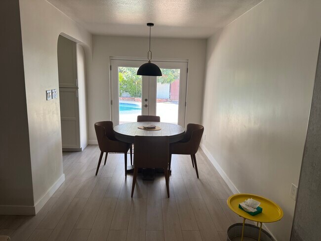 Foto del edificio - 2452 E Elm St