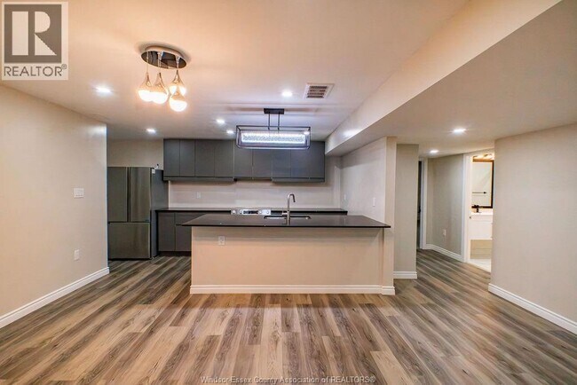 Photo du bâtiment - 1295 Tom Toth St