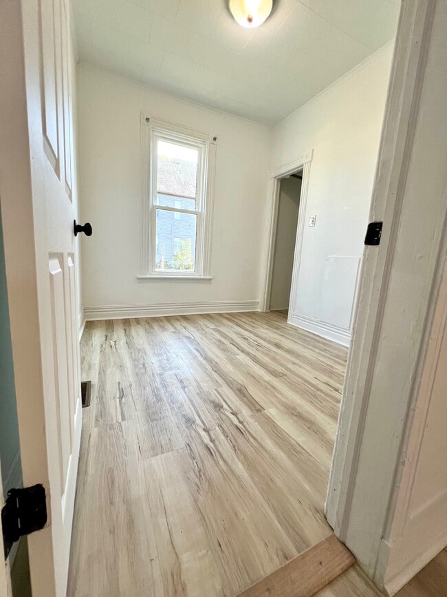 Building Photo - 39 1/2 Milton Ave