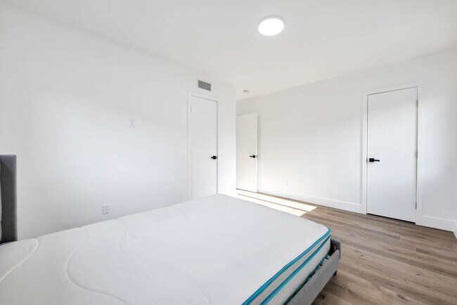 Foto del edificio - 8045 Darby Ave