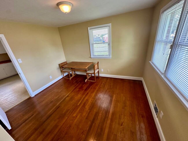Building Photo - 2 Bedroom 1 Bath Near Chesapeake Square Area