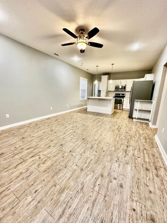 Building Photo - Beautiful, open floor plan , 3 bedroom, 2 ...