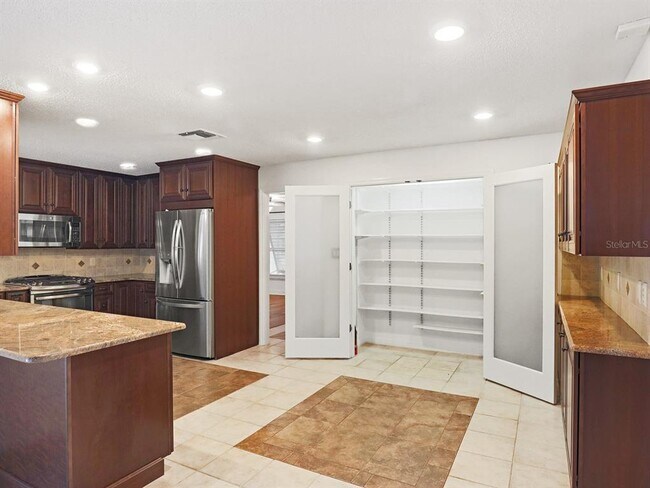 Building Photo - 404 Lakeshore Dr