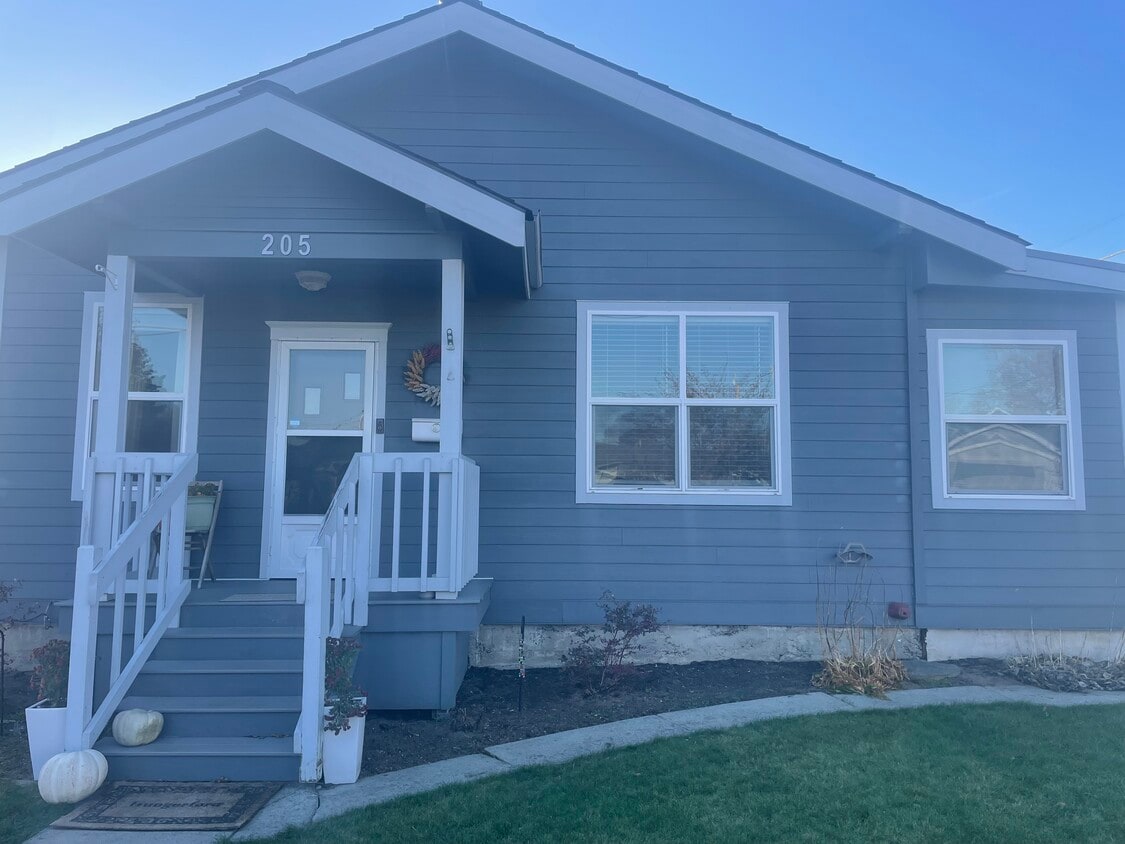 205 8th St, Lynden, WA 98264 House Rental in Lynden, WA