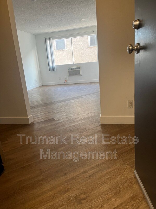 Primary Photo - 310 S Kenmore Ave