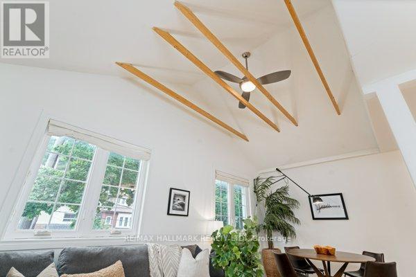 Photo du bâtiment - 736 Woodbine Ave