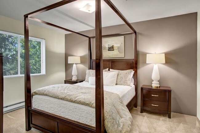 Bedroom with bed, desk, and window - Allegro