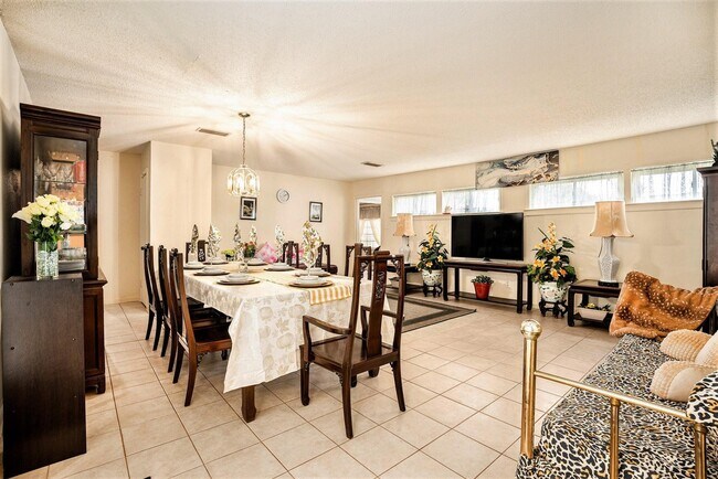 Building Photo - 17 Manor Way