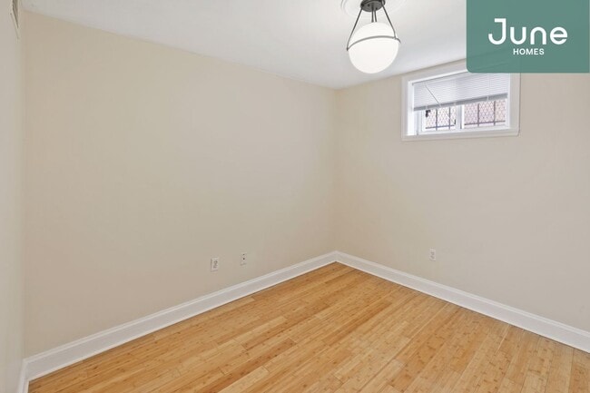 Building Photo - ROOM ONLY in 2-bed/2.0-bath Home