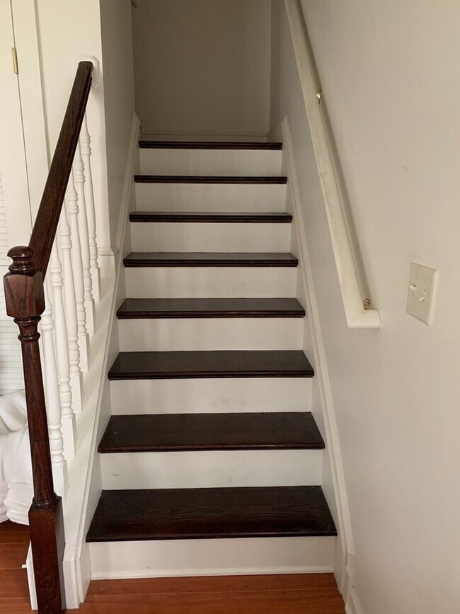 Foto del edificio - Charming 2-Bedroom Duplex for Rent in Brid...