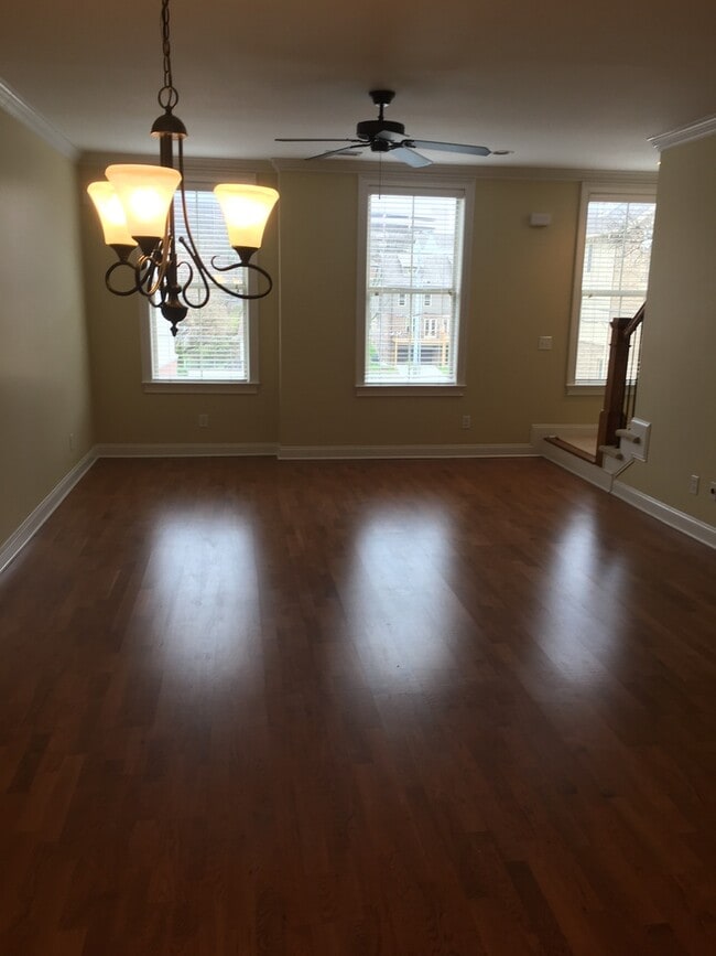 Building Photo - Spacious 2 bedroom town home Vandy/West End