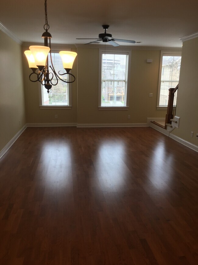 Foto del edificio - Spacious 2 bedroom town home Vandy/West End