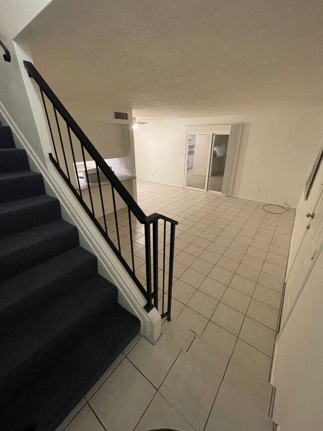 Building Photo - 4040 W Mesquite Ln