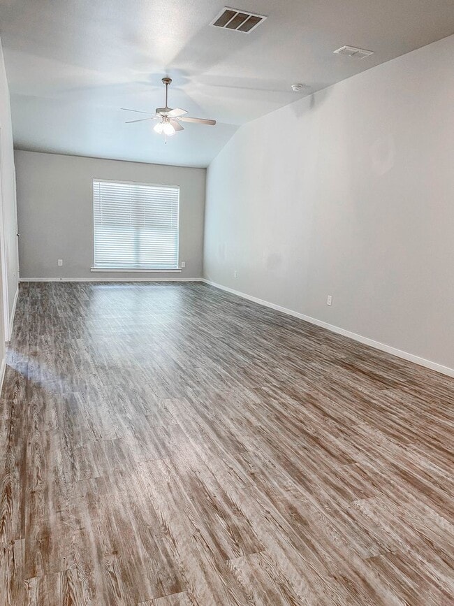 Building Photo - 2123 N Texas Ave