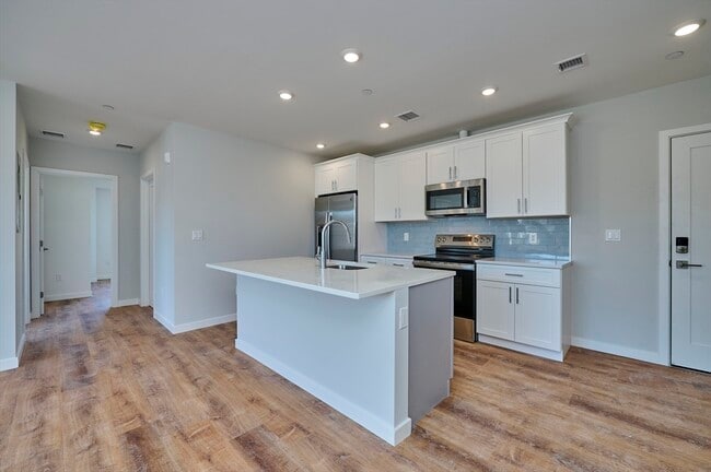 Building Photo - 45 Holbrook Rd