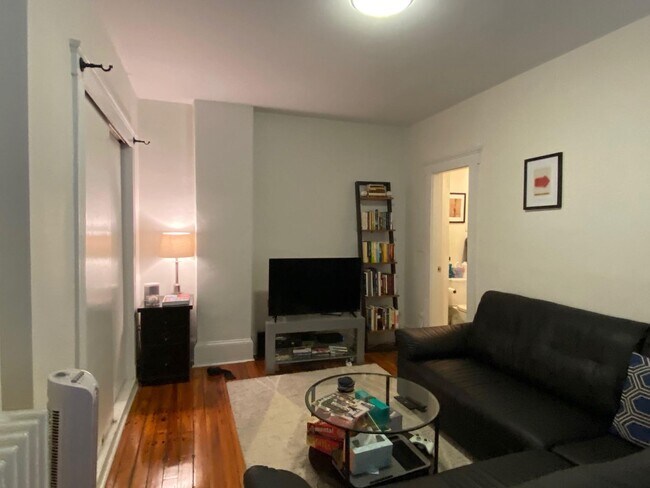 Building Photo - Nicely updated 2 bed 2 bath unit in the he...