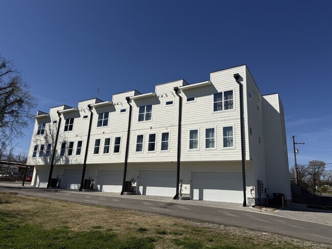 Building Photo - 5621 Lenox Ave