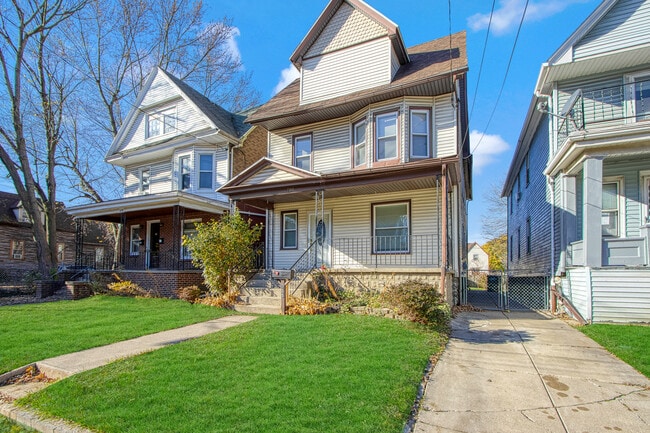 Exterior - 700 Hopkins St