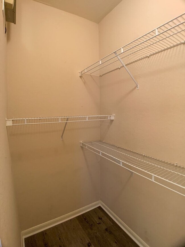 Building Photo - Great 1/1 Condo unit with city view