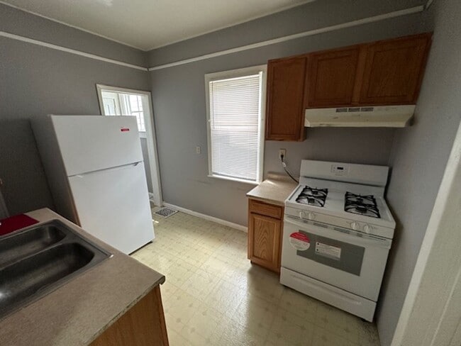 Building Photo - Section 8 Vouchers accepted for 2 Bedroom ...