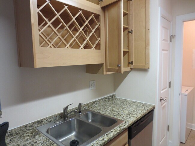 Building Photo - Beautiful One Bedroom Apartment in Fort Walton Beach!