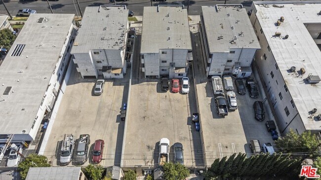 Foto del edificio - 14333 Haynes St