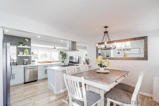 Foto del edificio - BEAUTIFULLY MAINTAINED AND UPDATED HOME W/...