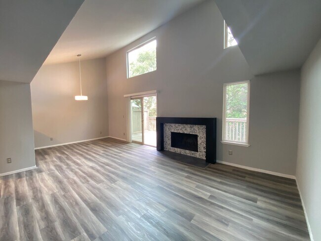 Foto del edificio - Updated Two Bedroom, Two Bath Condo