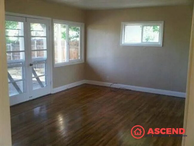 Foto del edificio - Charming 3 Bed, 1 Bath Home with Garage in Bakersfield