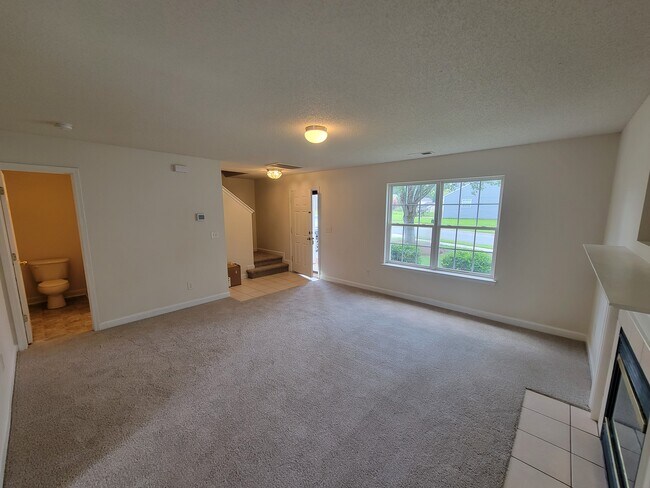 Mucha luz y espacio acogedor en la sala de estar. - 6903 Seney Dr