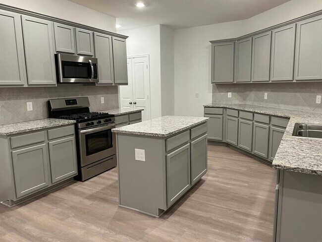 Foto del edificio - 5115 Twin Summit Dr